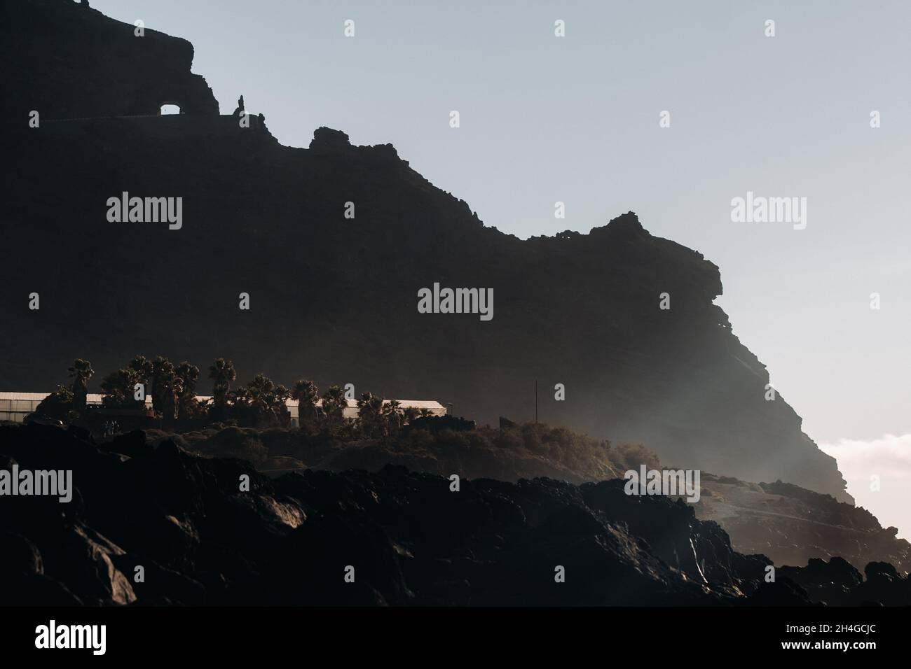 Tunnel attraverso la montagna di Tenerife, rocce al tramonto vicino all'oceano Atlantico dell'isola di Tenerife.Canary Islands.Spain. Foto Stock