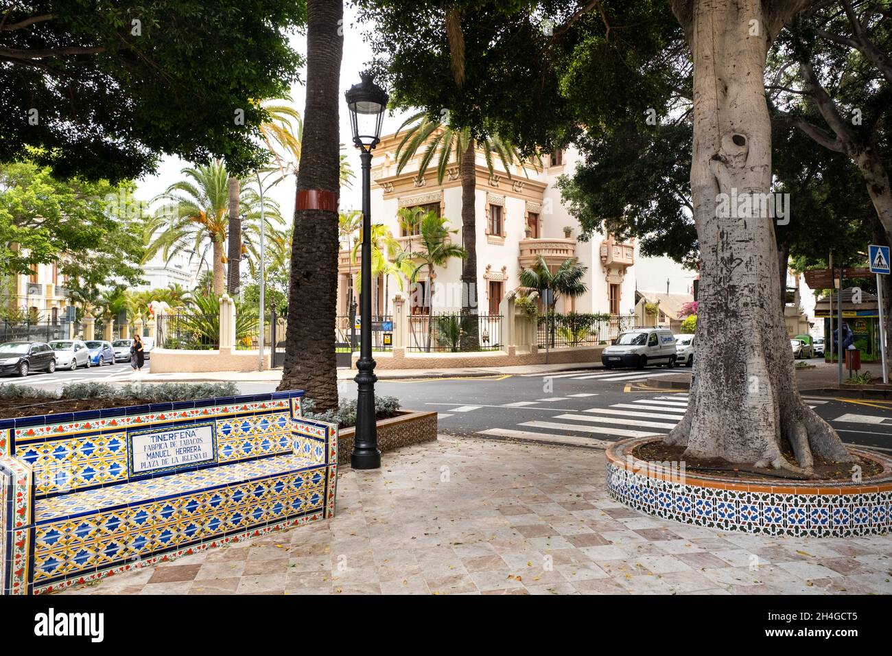 30 luglio 2019: Tenerife, Isole Canarie, Spagna. Panca in mattonelle colorate in Piazza Los Patos a Santa Cruz de Tenerife. Foto Stock