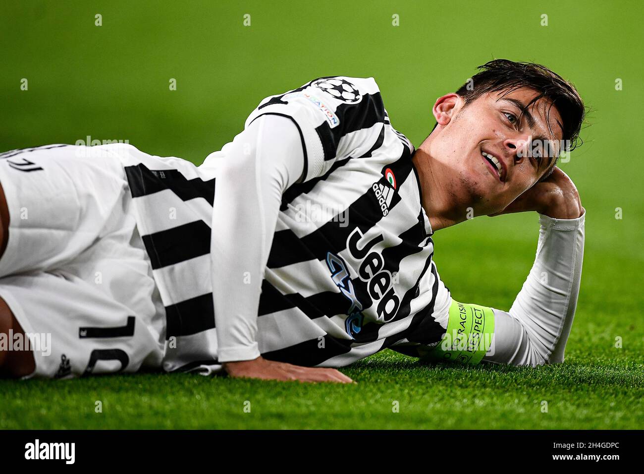 Torino, Italia. 02 novembre 2021. Paulo Dybala della Juventus FC festeggia dopo aver segnato il suo 105° gol con la Juventus FC che rende omaggio alla leggenda del club Michel Platini durante la partita di calcio della UEFA Champions League tra la Juventus FC e il FC Zenit Saint Petersburg. Credit: Nicolò campo/Alamy Live News Foto Stock