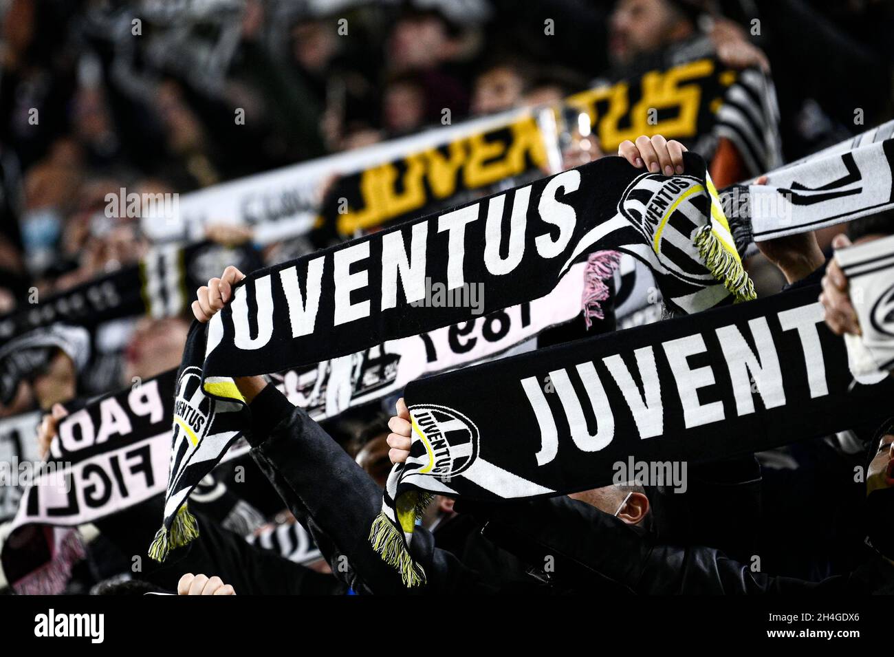 Torino, Italia. 02 novembre 2021. I fan della Juventus FC mostrano il loro sostegno prima della partita di calcio della UEFA Champions League tra la Juventus FC e il FC Zenit di San Pietroburgo. Credit: Nicolò campo/Alamy Live News Foto Stock