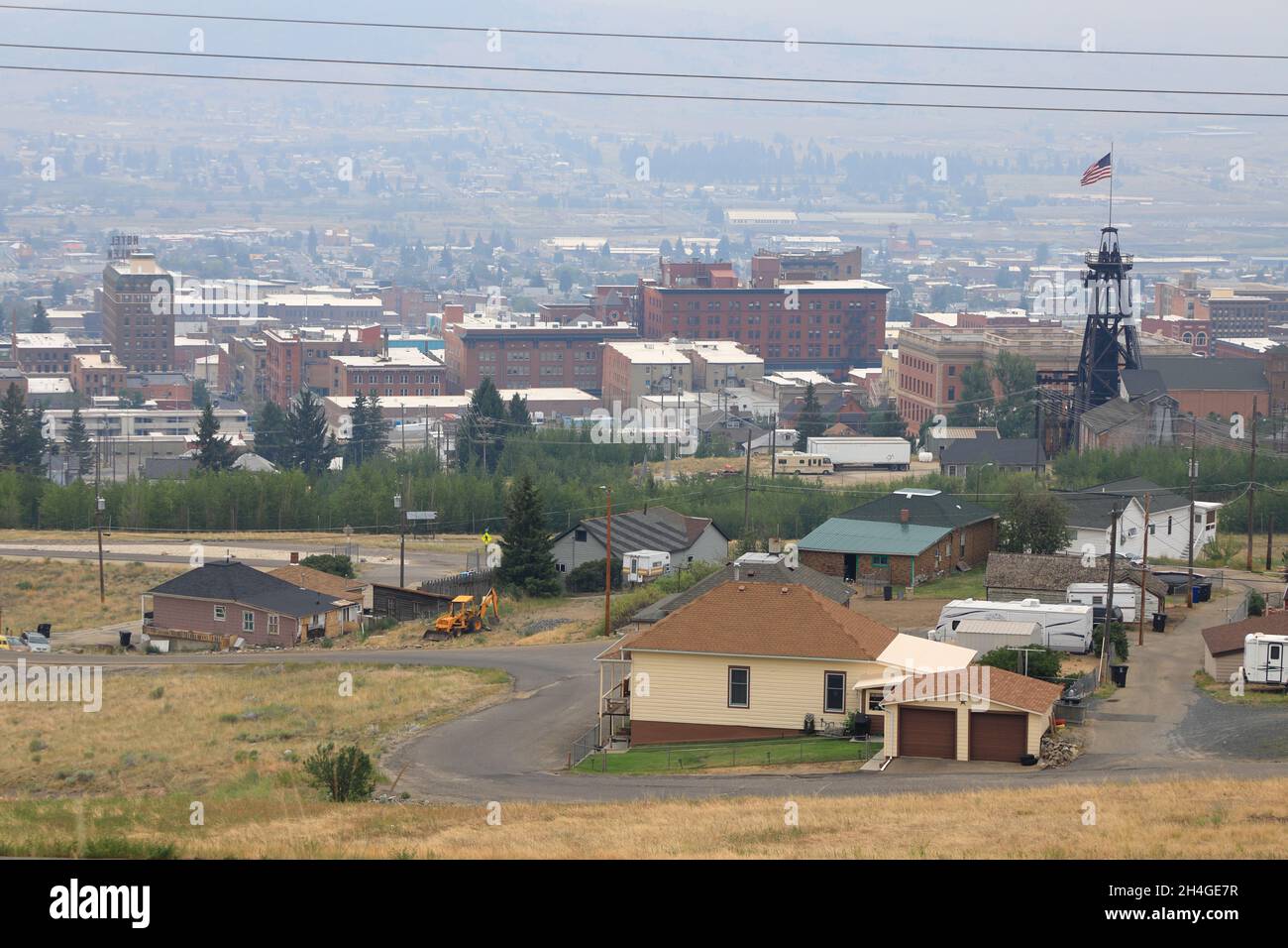 La vista di Butte con telaio di testa di albero di miniera e bandiera degli Stati Uniti su TOP.Butte.Montana.USA Foto Stock