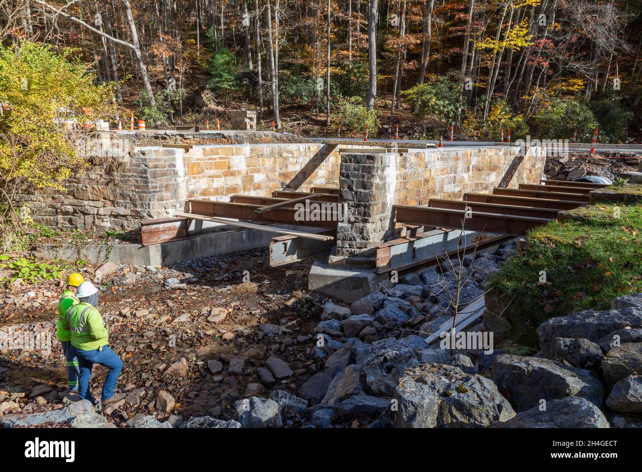 Marlinton, Virginia Occidentale - i lavoratori discutono della loro ricostruzione di un ponte di pietra originariamente costruito negli anni trenta dal Civilian Conservation Corps (CC Foto Stock