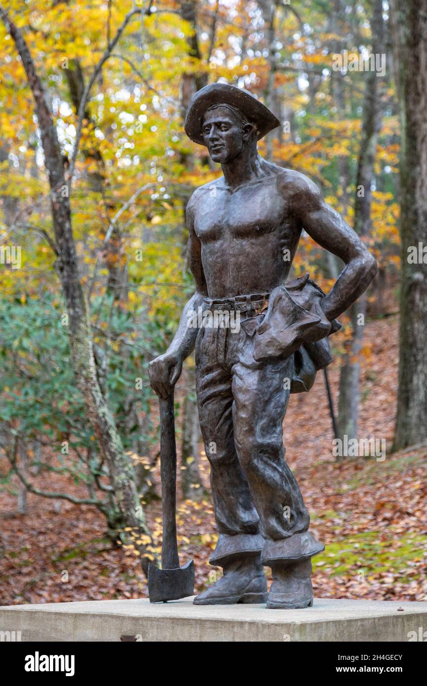 Marlinton, Virginia occidentale - una statua di un corpo di conservazione civile (CCC) al Watoga state Park. Il CCC era un programma New Deal destinato a ridurre une Foto Stock