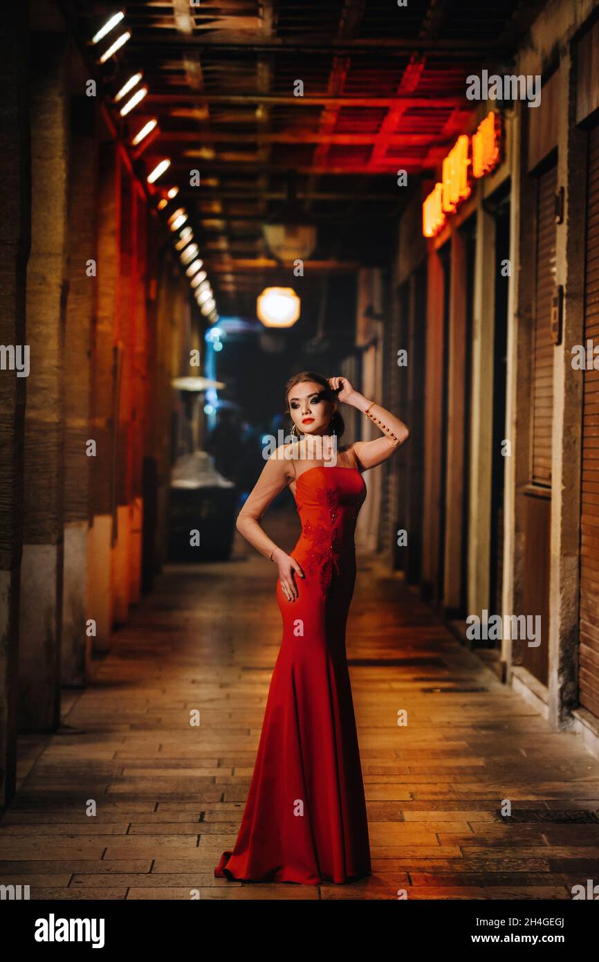 Una ragazza elegante in un abito da sera rosso sulle strade della città di  notte di Marsiglia.Una donna in un abito da sera rosso in Francia Foto  stock - Alamy