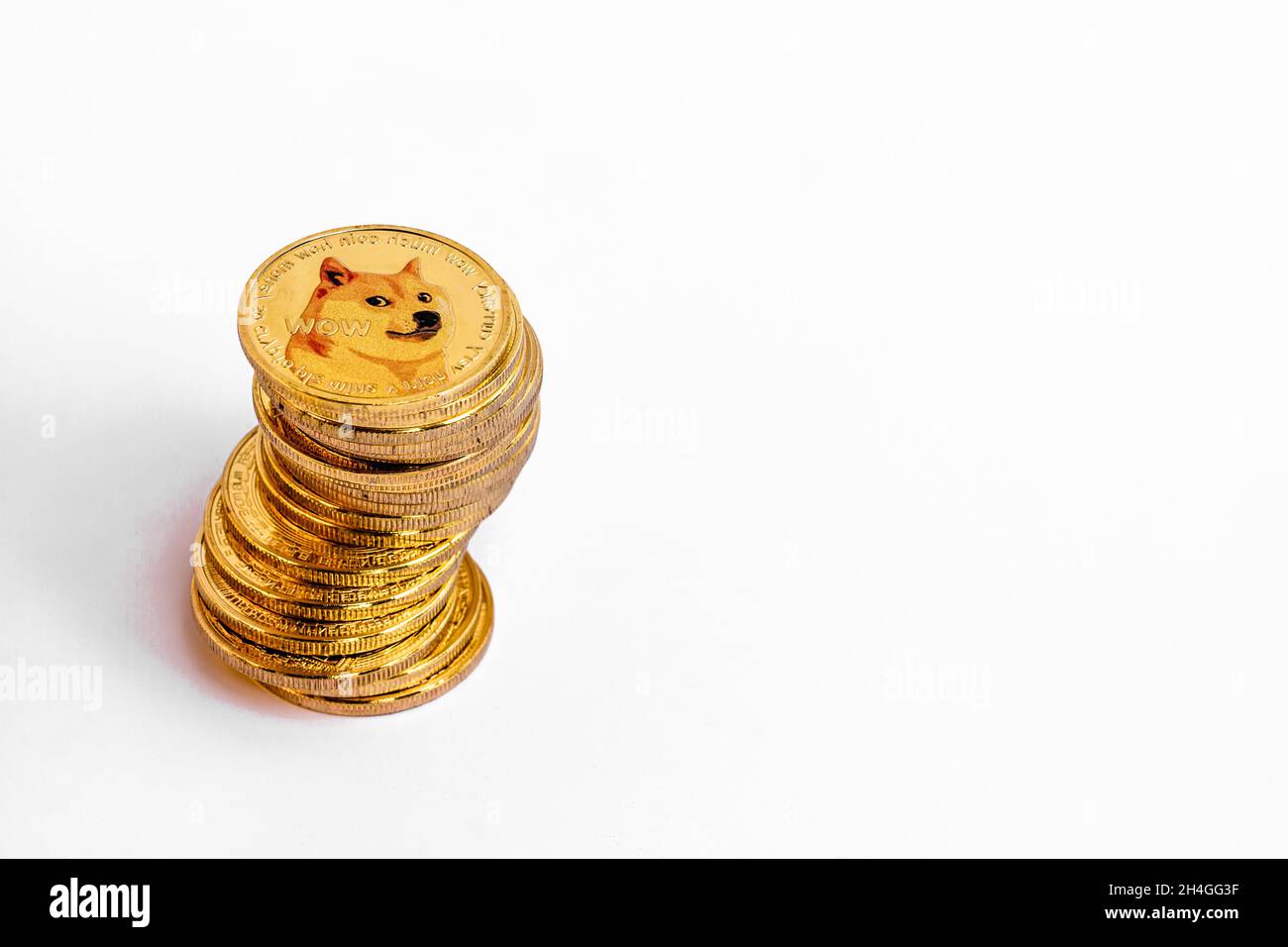 Un mucchio di Dogecoin che ha un colore oro che è attualmente popolare e ha un valore crescente rispetto al dollaro US. Per pagamenti, finanziamenti, investimenti Foto Stock