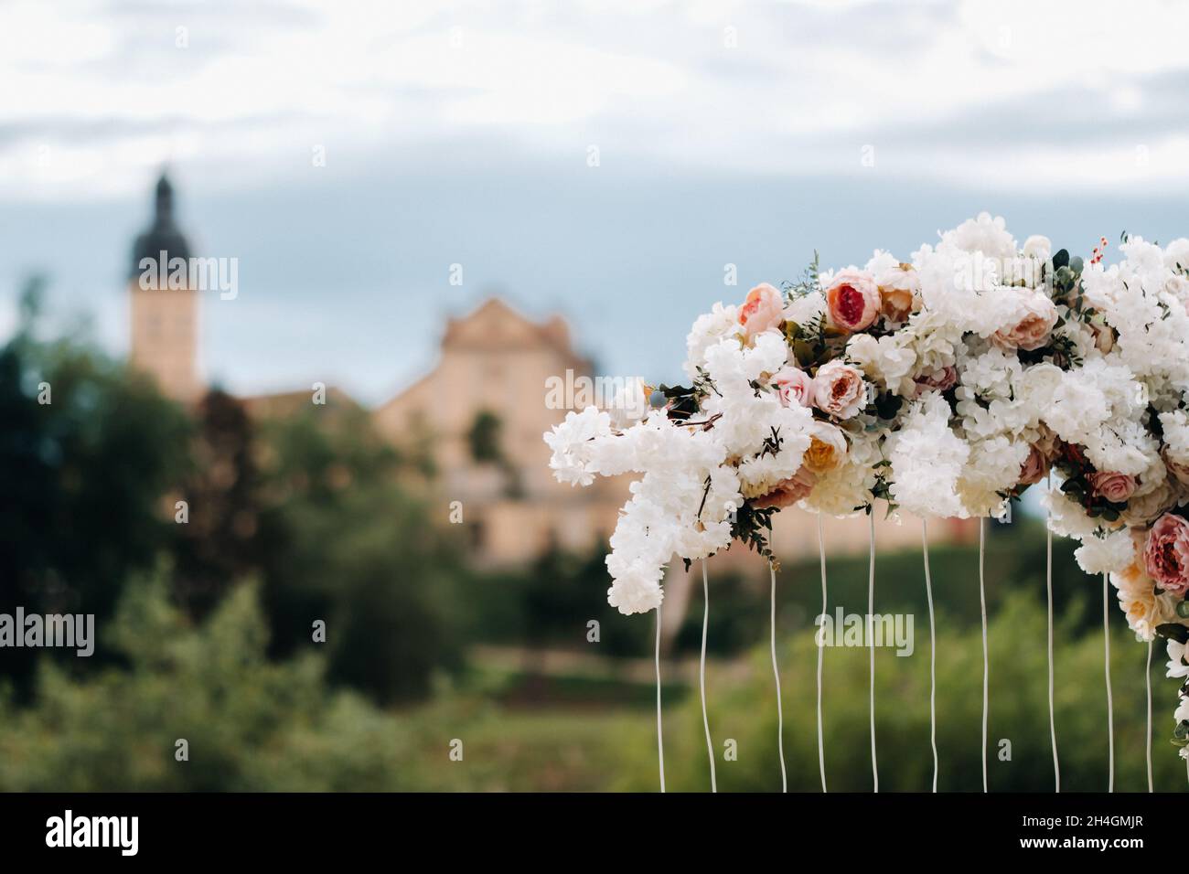 Cerimonia di nozze sulla strada b vicino al castello di Nesvizh.decor con fiori freschi nella forma della luna Foto Stock