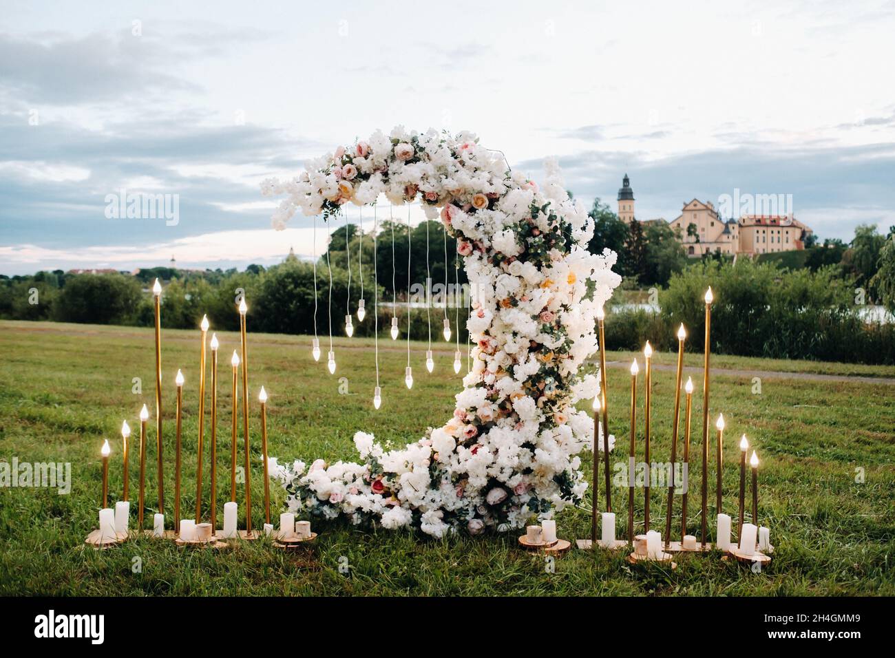 Cerimonia di nozze sulla strada b vicino al castello di Nesvizh.decor con fiori freschi nella forma della luna Foto Stock