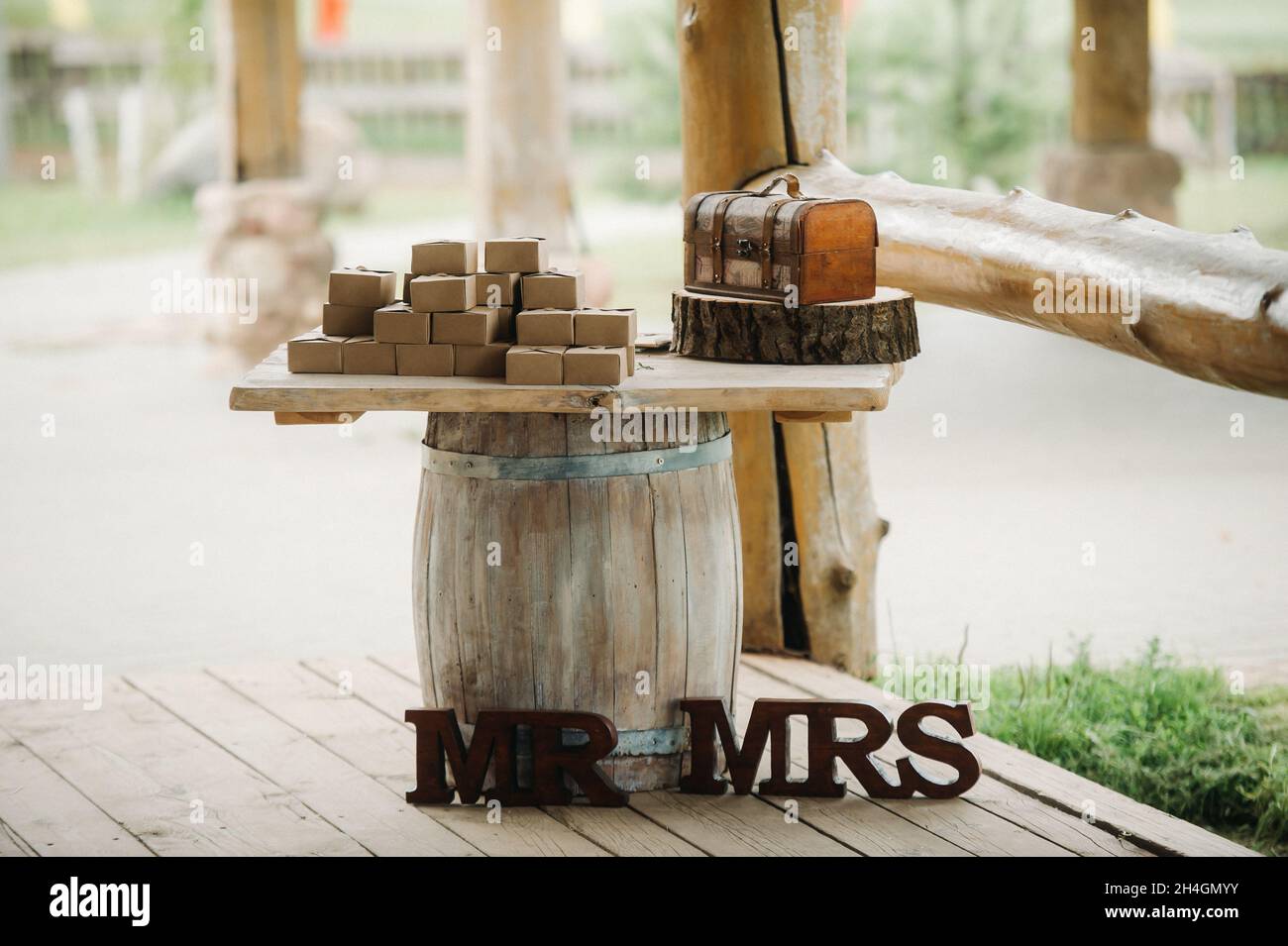 Regali in scatole per gli ospiti riuniti al matrimonio. Foto Stock