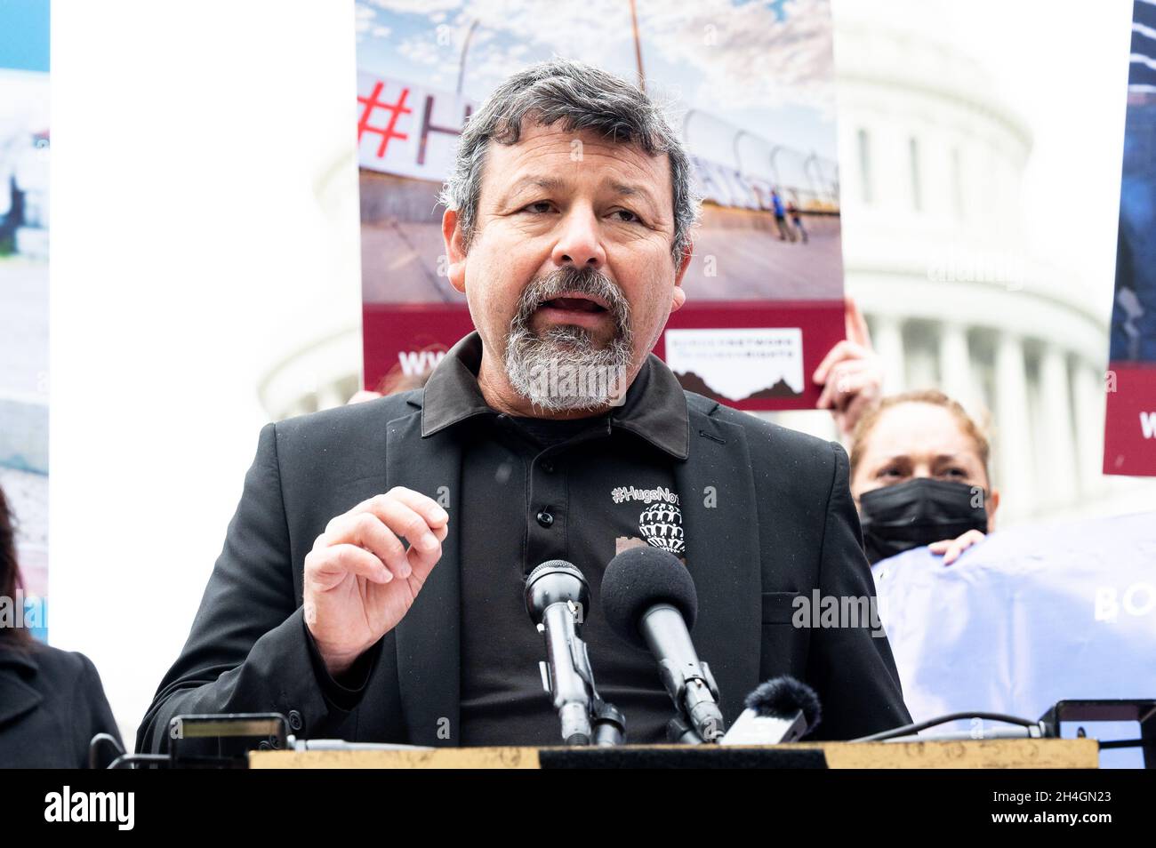 Washington, Stati Uniti. 2 novembre 2021. Fernando Garcia, direttore esecutivo della rete di confine per i diritti umani, parla a una conferenza stampa sull'immigrazione al confine meridionale. Credit: SOPA Images Limited/Alamy Live News Foto Stock
