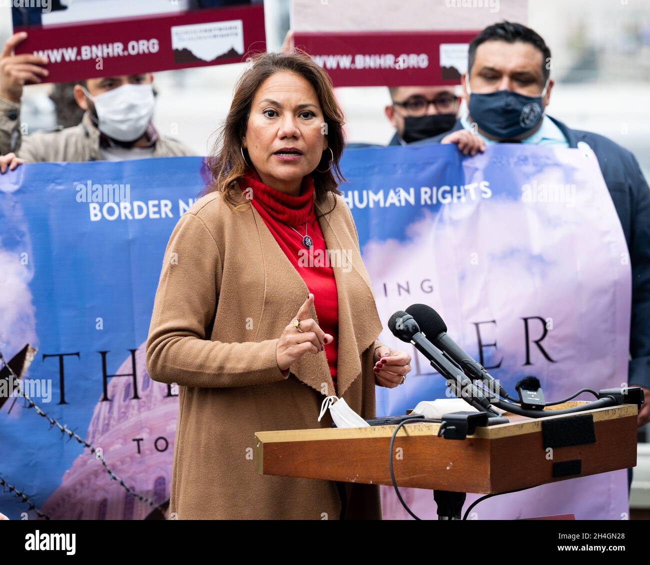 Washington, Stati Uniti. 2 novembre 2021. Il rappresentante degli Stati Uniti Veronica Escobar (D-TX) parla a una conferenza stampa sull'immigrazione al confine meridionale. Credit: SOPA Images Limited/Alamy Live News Foto Stock