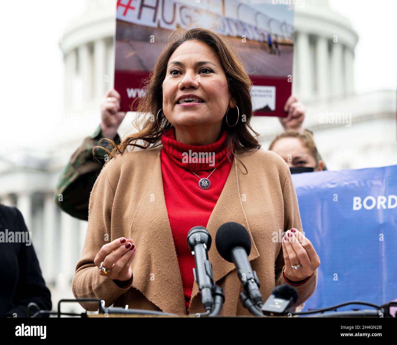 Washington, Stati Uniti. 2 novembre 2021. Il rappresentante degli Stati Uniti Veronica Escobar (D-TX) parla a una conferenza stampa sull'immigrazione al confine meridionale. Credit: SOPA Images Limited/Alamy Live News Foto Stock