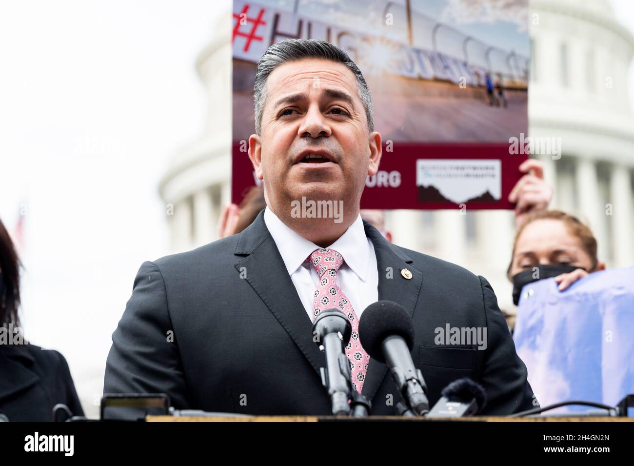 Washington, Stati Uniti. 2 novembre 2021. Il senatore degli Stati Uniti ben Lujan (D-NM) parla a una conferenza stampa sull'immigrazione al confine meridionale. Credit: SOPA Images Limited/Alamy Live News Foto Stock