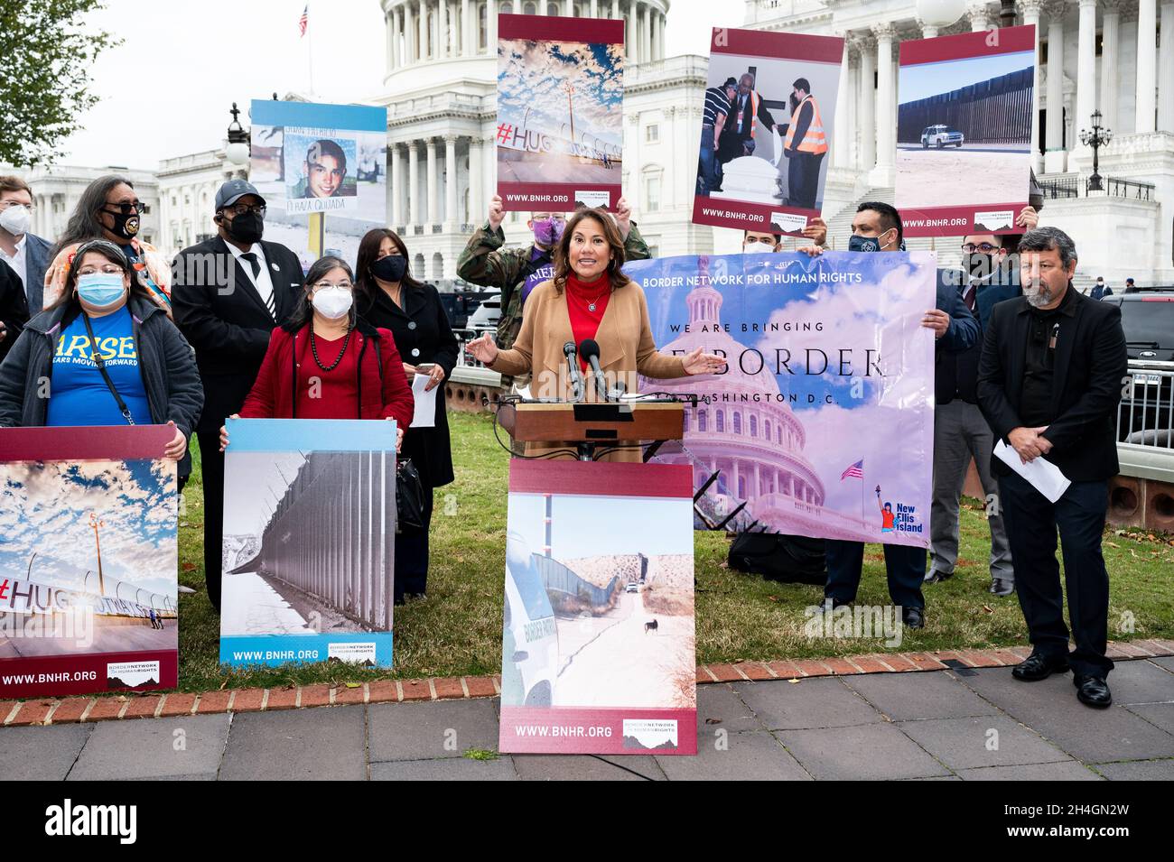 Washington, Stati Uniti. 2 novembre 2021. Il rappresentante degli Stati Uniti Veronica Escobar (D-TX) parla a una conferenza stampa sull'immigrazione al confine meridionale. Credit: SOPA Images Limited/Alamy Live News Foto Stock