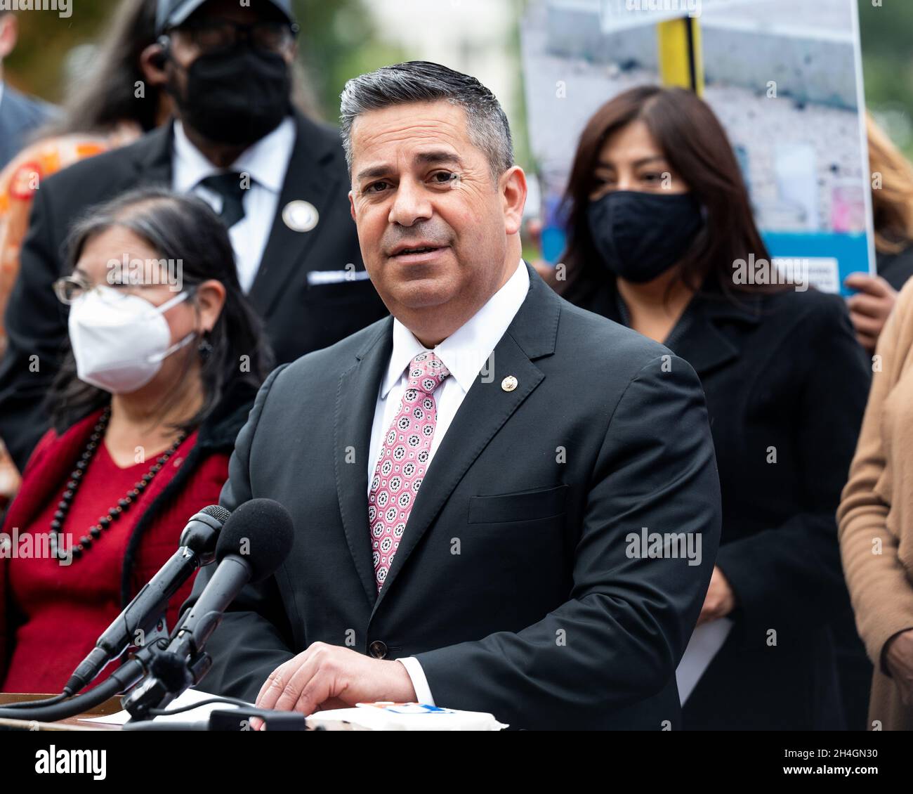 Washington, Stati Uniti. 2 novembre 2021. Il senatore degli Stati Uniti ben Lujan (D-NM) parla a una conferenza stampa sull'immigrazione al confine meridionale. Credit: SOPA Images Limited/Alamy Live News Foto Stock