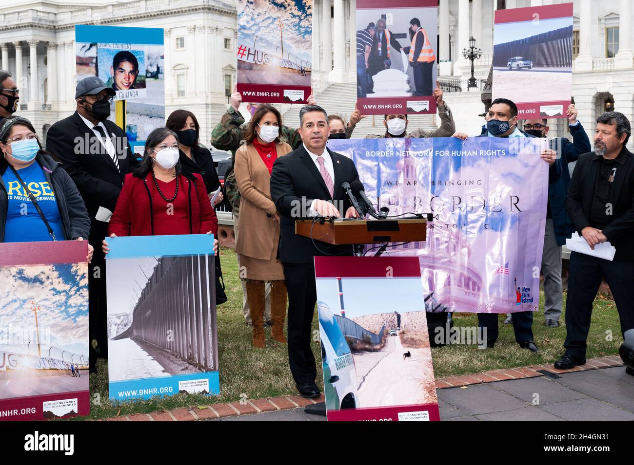 Washington, Stati Uniti. 2 novembre 2021. Il senatore degli Stati Uniti ben Lujan (D-NM) parla a una conferenza stampa sull'immigrazione al confine meridionale. Credit: SOPA Images Limited/Alamy Live News Foto Stock