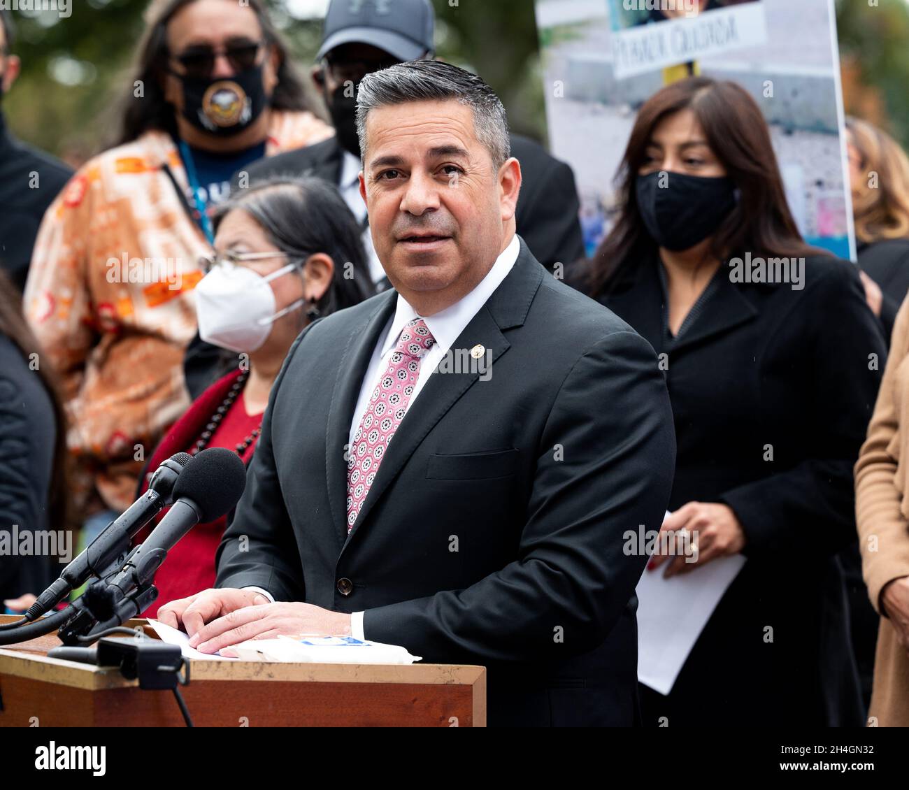 Washington, Stati Uniti. 2 novembre 2021. Il senatore degli Stati Uniti ben Lujan (D-NM) parla a una conferenza stampa sull'immigrazione al confine meridionale. Credit: SOPA Images Limited/Alamy Live News Foto Stock