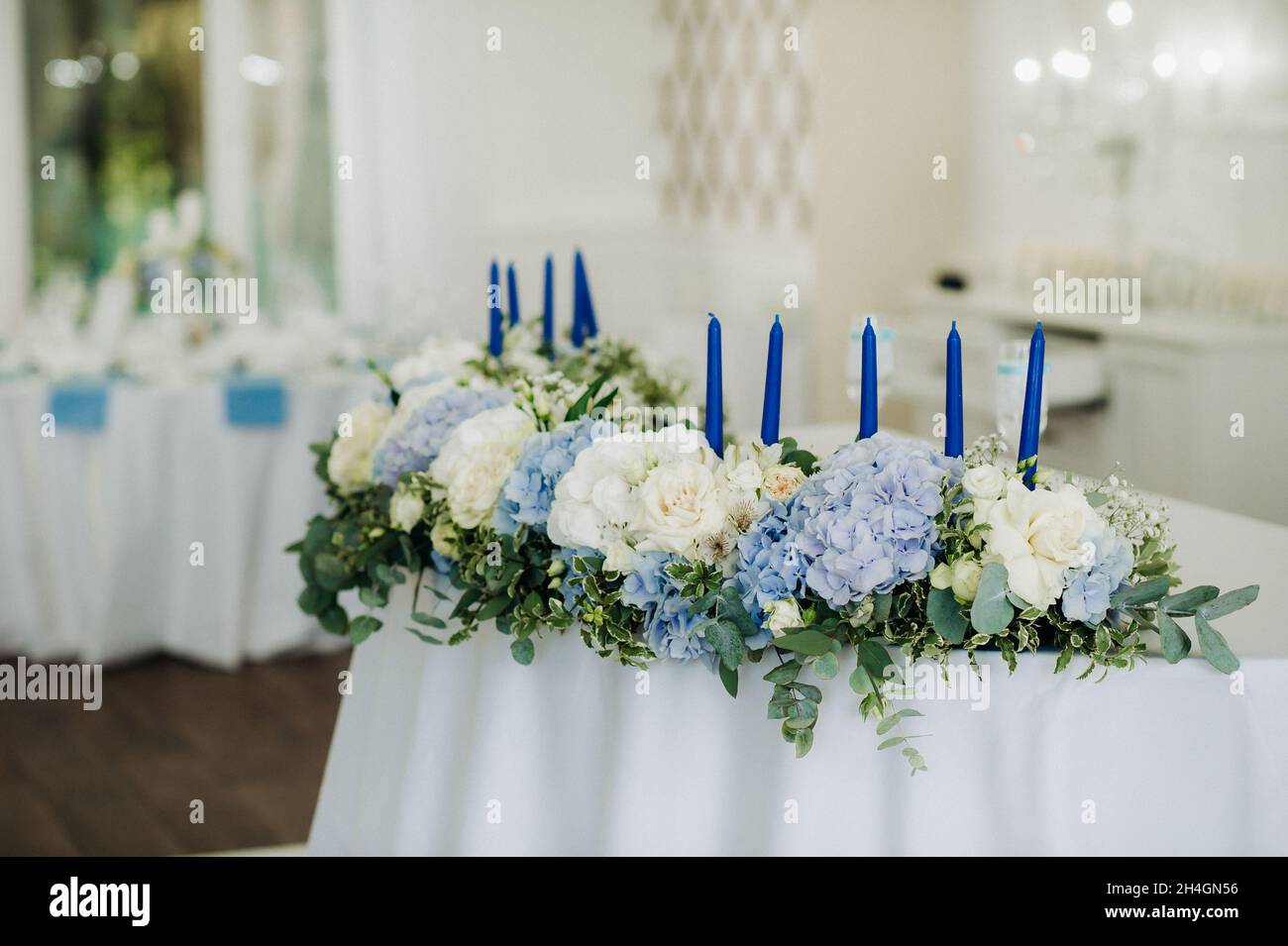 decorazioni da tavolo per matrimoni con fiori blu sul tavolo del ristorante  per cena al matrimonio Foto stock - Alamy