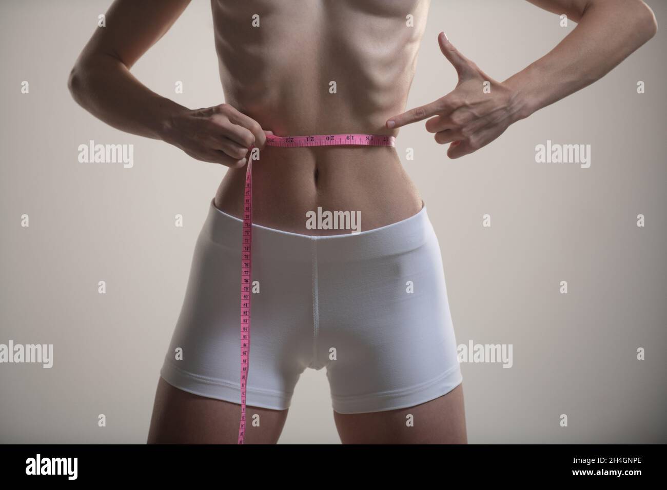 Corpo giovane e sottile perfetto della ragazza. Fitness o chirurgia plastica e cosmetologia estetica. Dieta e perdita di peso concetto. Foto Stock