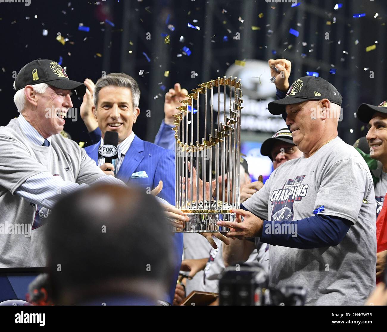 Houston, Stati Uniti. 03 novembre 2021. Il CEO di Atlanta Braves Terry McGuire (L) consegna il Trofeo del Commissario al manager di Braves Brian Snitker dopo aver vinto gli Houston Astros nella partita 6 della MLB World Series al Minute Maid Park martedì 2 novembre 2021 a Houston, Texas. Atlanta vince la World Series quattro partite a due con una vittoria di 7-0 shut out su Houston. Foto di Maria Lasaker/UPI Credit: UPI/Alamy Live News Foto Stock