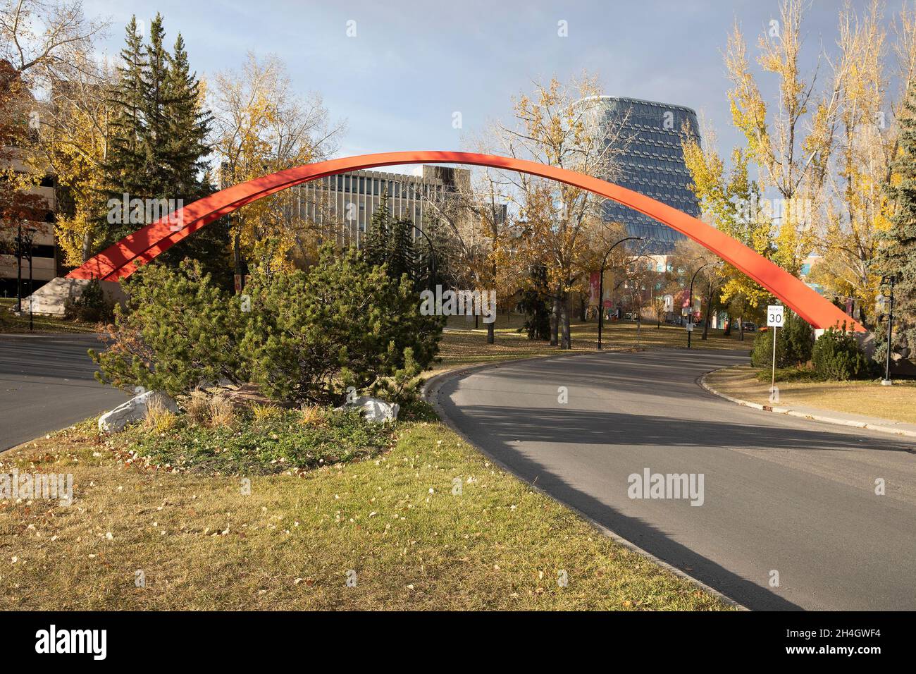 Strada d'ingresso al campus della University of Calgary in autunno, Alberta, Canada Foto Stock