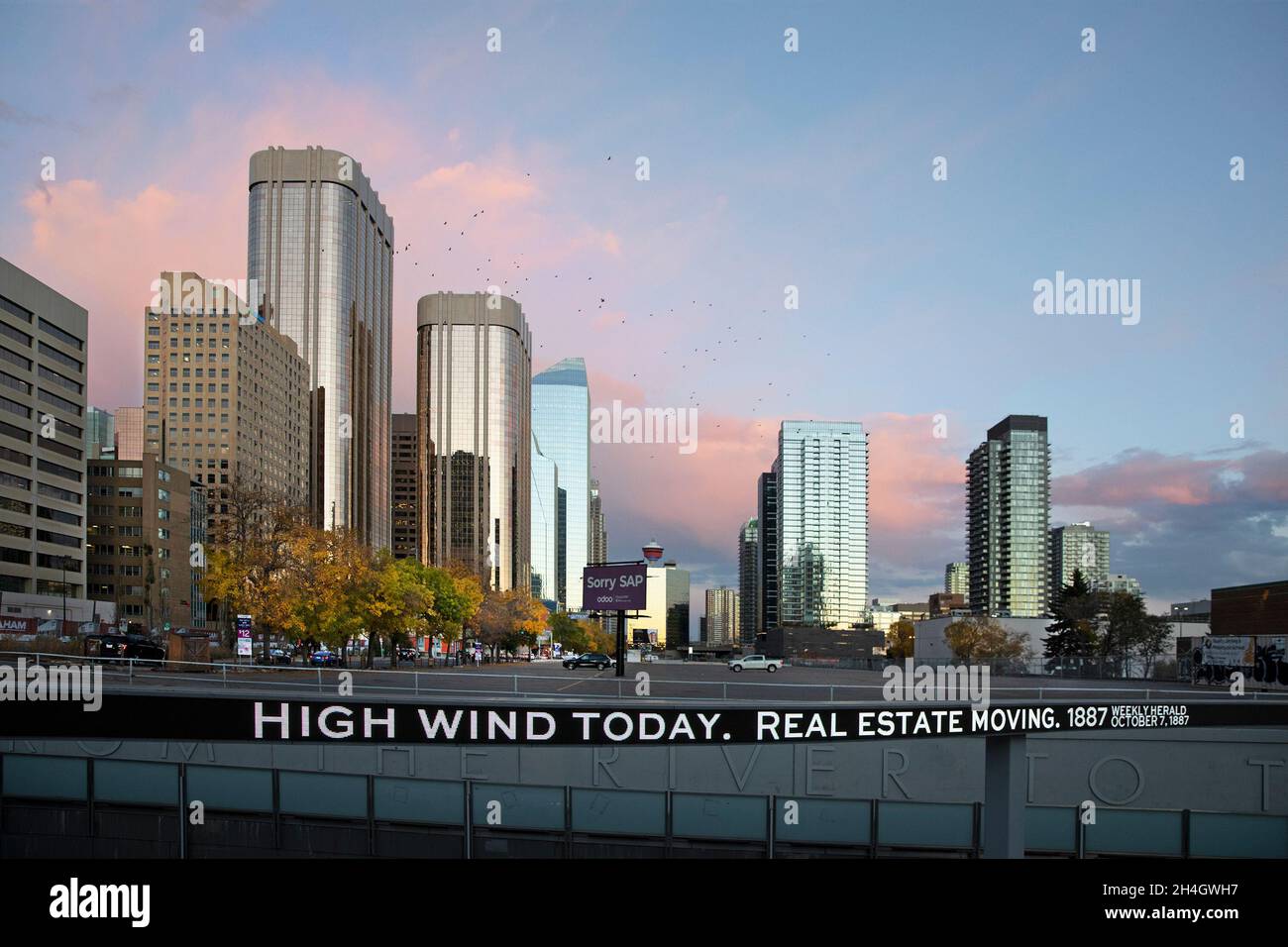 Nastro di ticker elettronico su Downtown Street con 1887 titoli di notizie simili ai titoli attuali: "Vento forte oggi" e "movimento immobiliare reale" Foto Stock