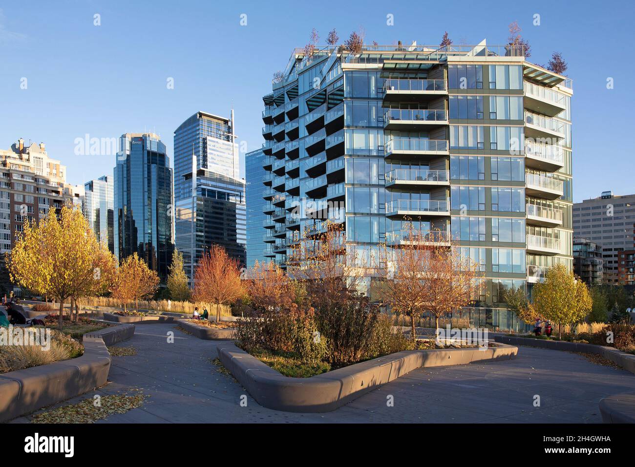 Eau Claire Promenade e Delta Garden in autunno con appartamenti di lusso residenziale e torri di uffici nel centro di Calgary Foto Stock