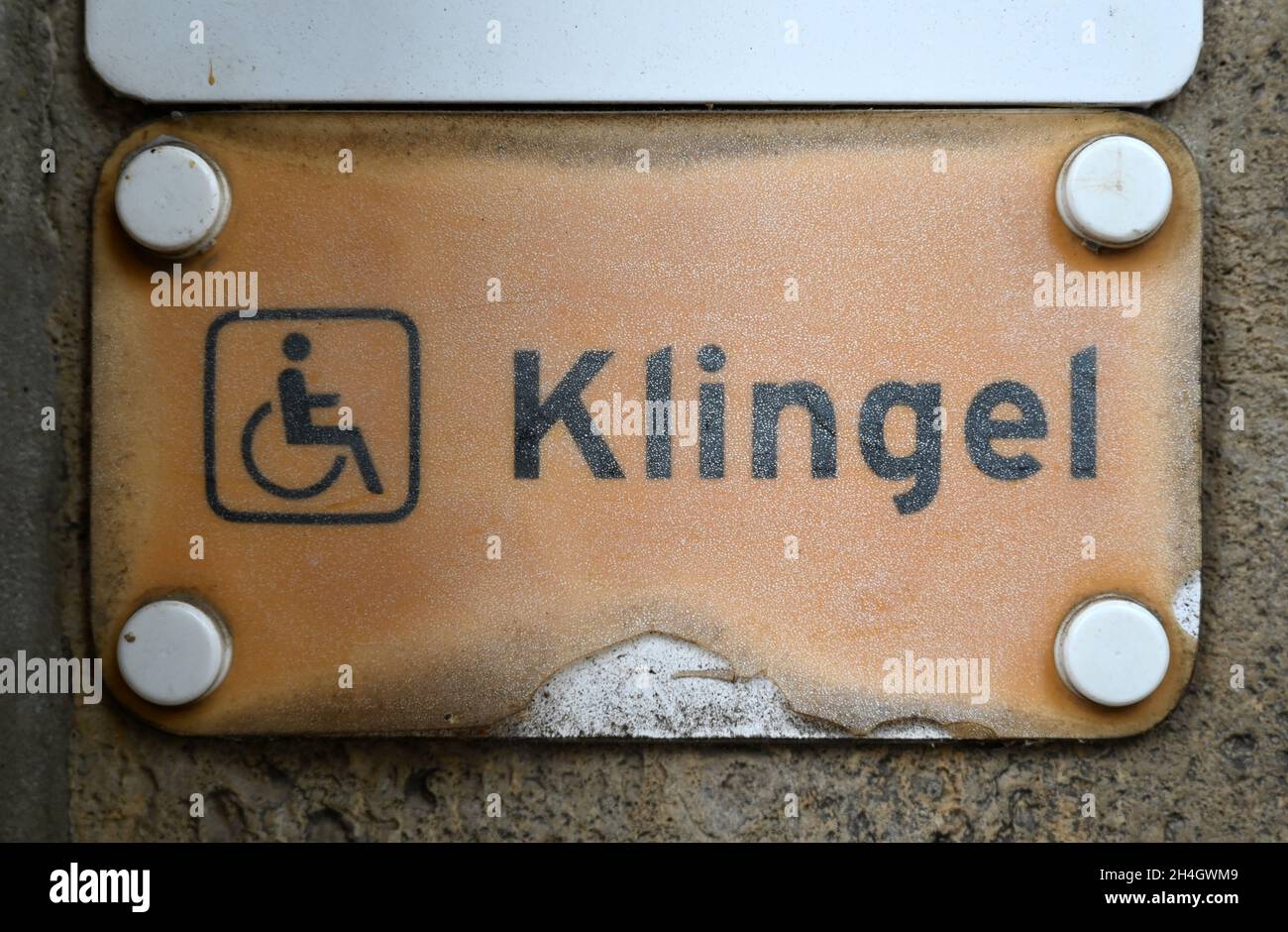 Erfurt, Germania. 2 novembre 2021. Una campana con il pittogramma di un utente su sedia a rotelle è attaccata al cancello del municipio. Un nuovo programma di finanziamento potrebbe contribuire a rimuovere le barriere in Turingia. L'orientamento sarà presentato la settimana prossima e, secondo il commissario di Stato per i disabili, potrà essere richiesto entro la fine dell'anno. Credit: Martin Schutt/dpa-Zentralbild/dpa/Alamy Live News Foto Stock