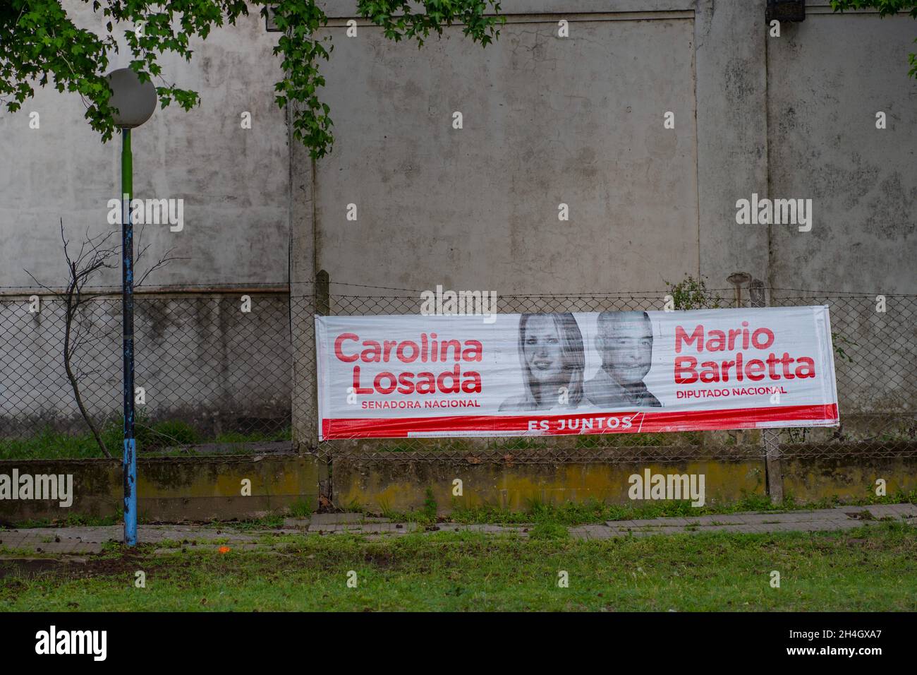 Il poster delle elezioni è visibile per le strade di Firmat. Il 14 novembre il paese terrà elezioni di medio termine, rinnovando un terzo dei seggi del Senato e mezzo nella Camera dei deputati. Foto Stock