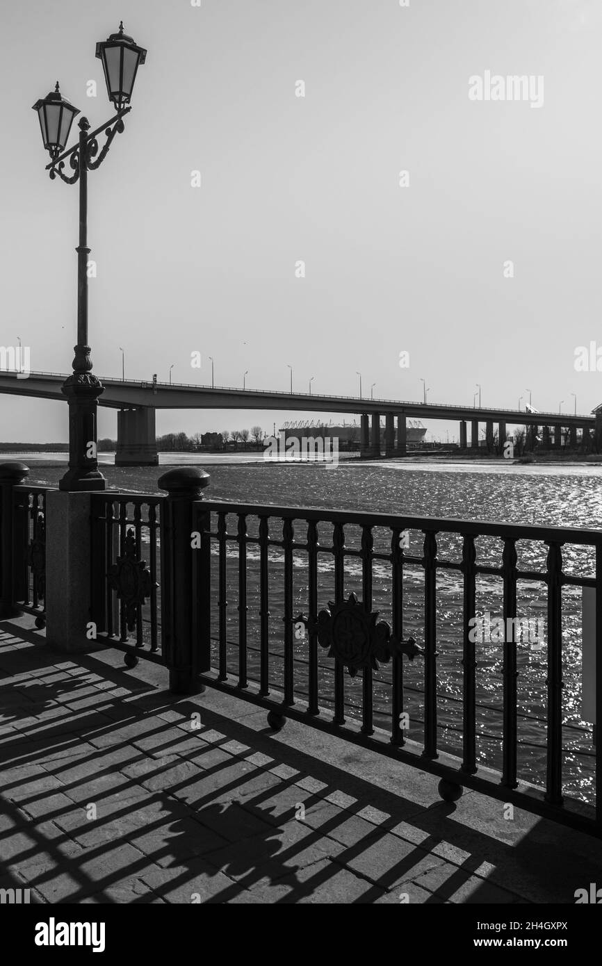 Vista sul fiume Don e sul ponte Voroshilovsky a Rostov-on-Don, Russia Foto Stock