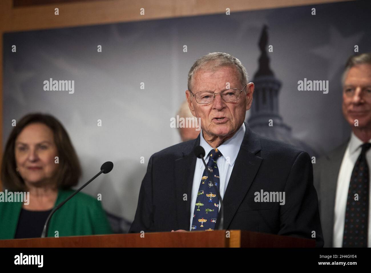 Il senatore degli Stati Uniti Jim Inhofe (repubblicano dell'Oklahoma) offre osservazioni sul National Defense Authorization Act (NDAA) durante una conferenza stampa al Campidoglio degli Stati Uniti a Washington, DC, USA, martedì 2 novembre, 2021. Foto di Rod Lammey/CNP/ABACAPRESS.COM Foto Stock