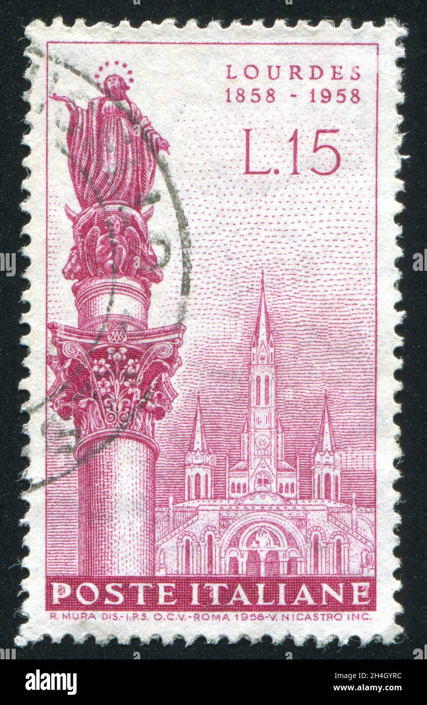 ITALIA - CIRCA 1958: Francobollo stampato dall'Italia, mostra la Statua dell'Immacolata Concezione, Roma, e la Basilica di Lourdes, circa 1958 Foto Stock