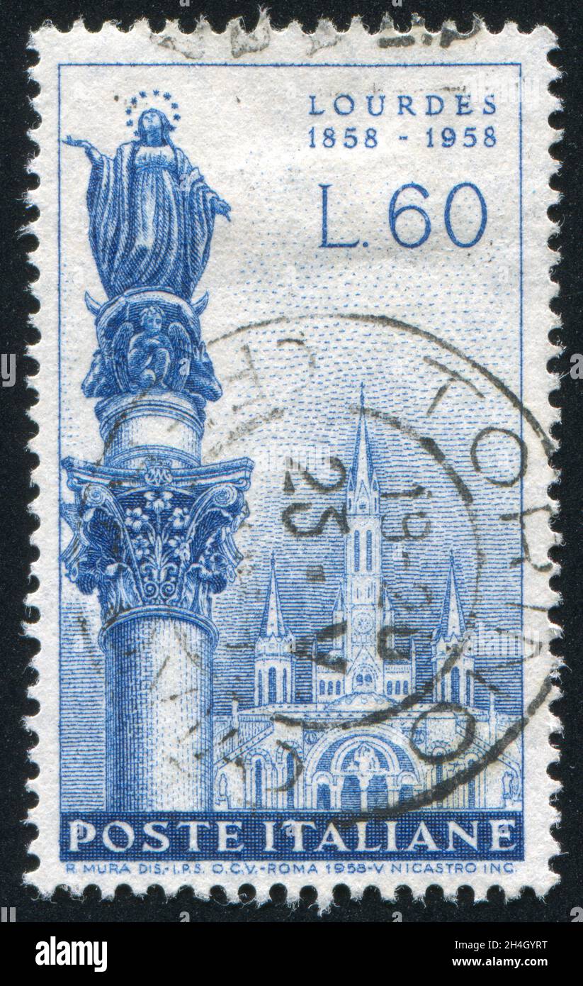 ITALIA - CIRCA 1958: Francobollo stampato dall'Italia, mostra la Statua dell'Immacolata Concezione, Roma, e la Basilica di Lourdes, circa 1958 Foto Stock