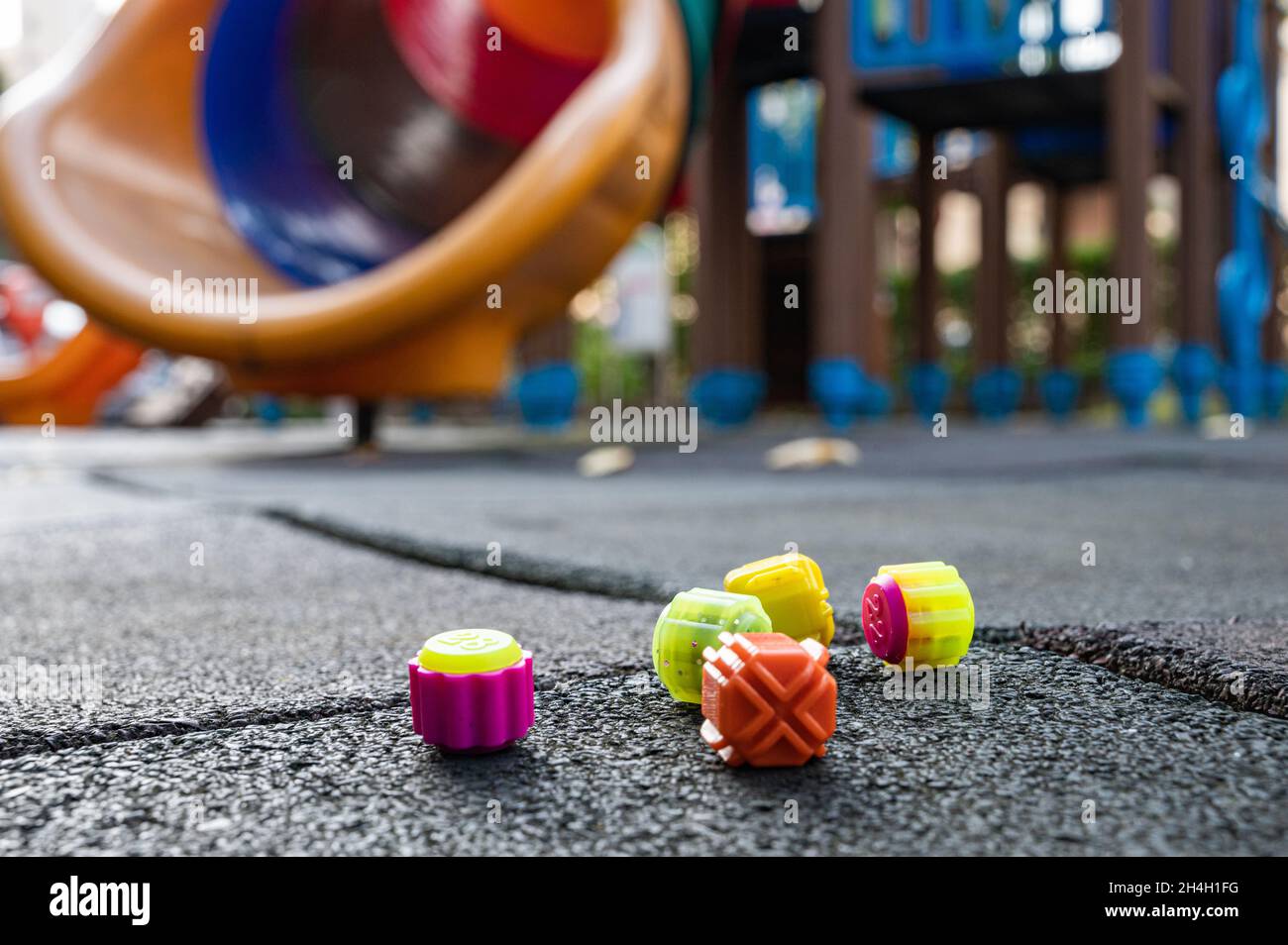 Il gonggitdol di vari colori sul pavimento del parco giochi Foto Stock