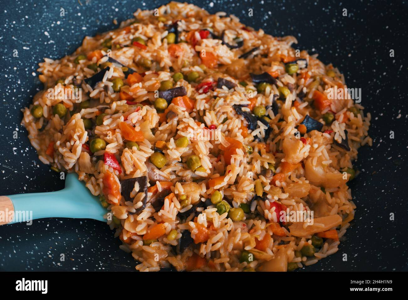 Riso gustoso con verdure preparate in wok Foto Stock