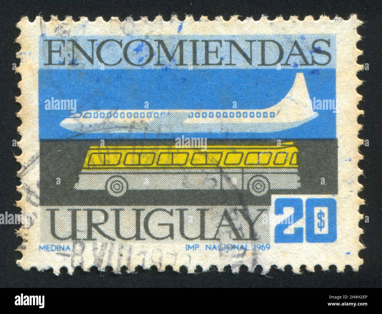 URUGUAY - CIRCA 1969: Francobollo stampato dall'Uruguay, mostra aereo e autobus, circa 1969 Foto Stock