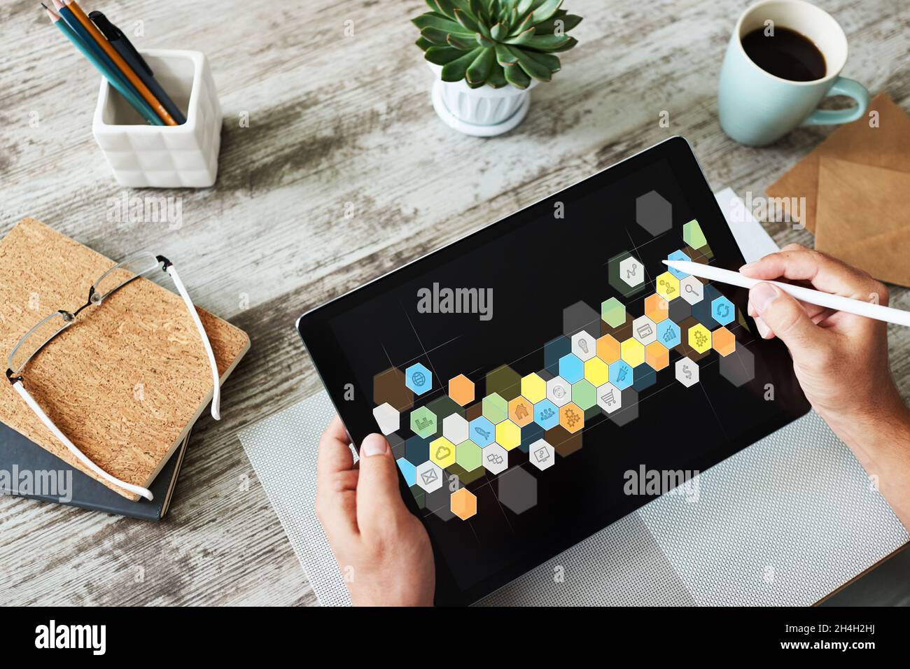 Icone colorate DELLE APP sullo schermo del tablet. Sviluppo di applicazioni personali e software. Internet e concetto di tecnologia. Foto Stock