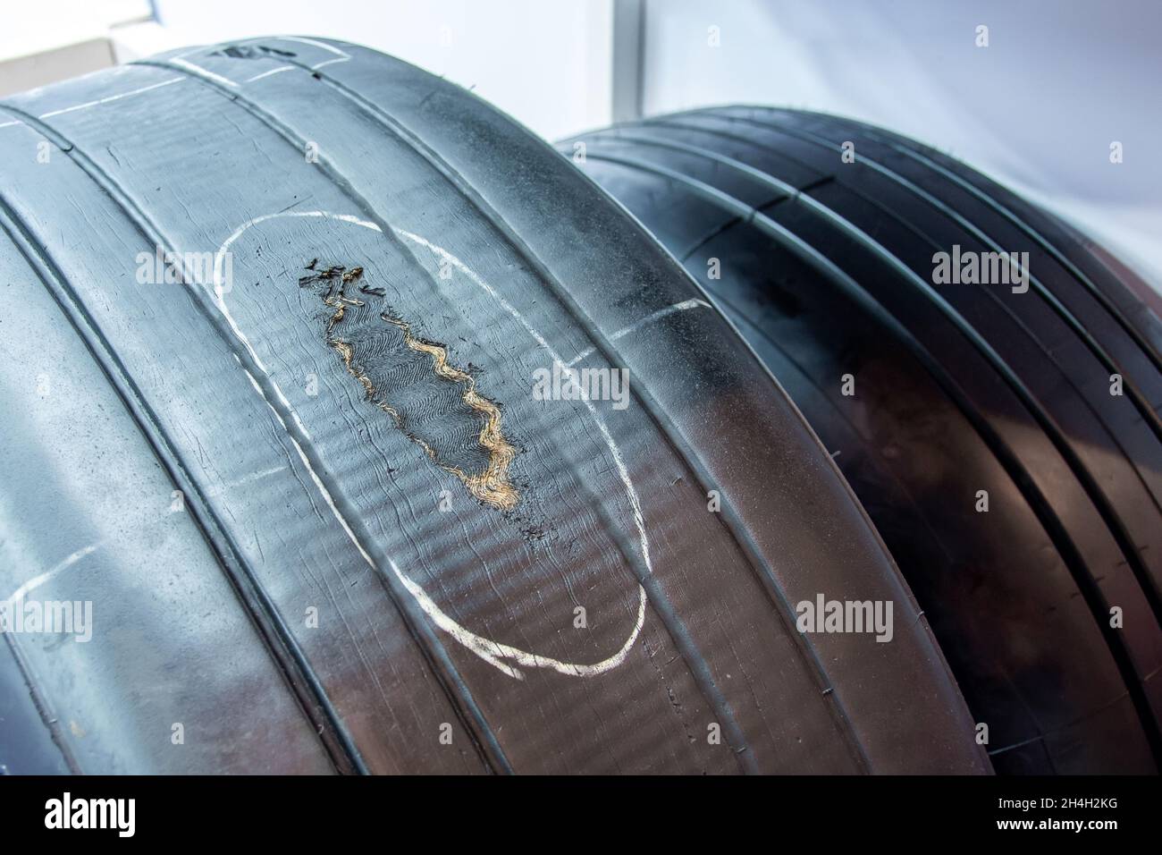Usura meccanica della gomma sugli pneumatici degli aeromobili, contrassegno evidenziato. Pneumatico da sostituire Foto Stock