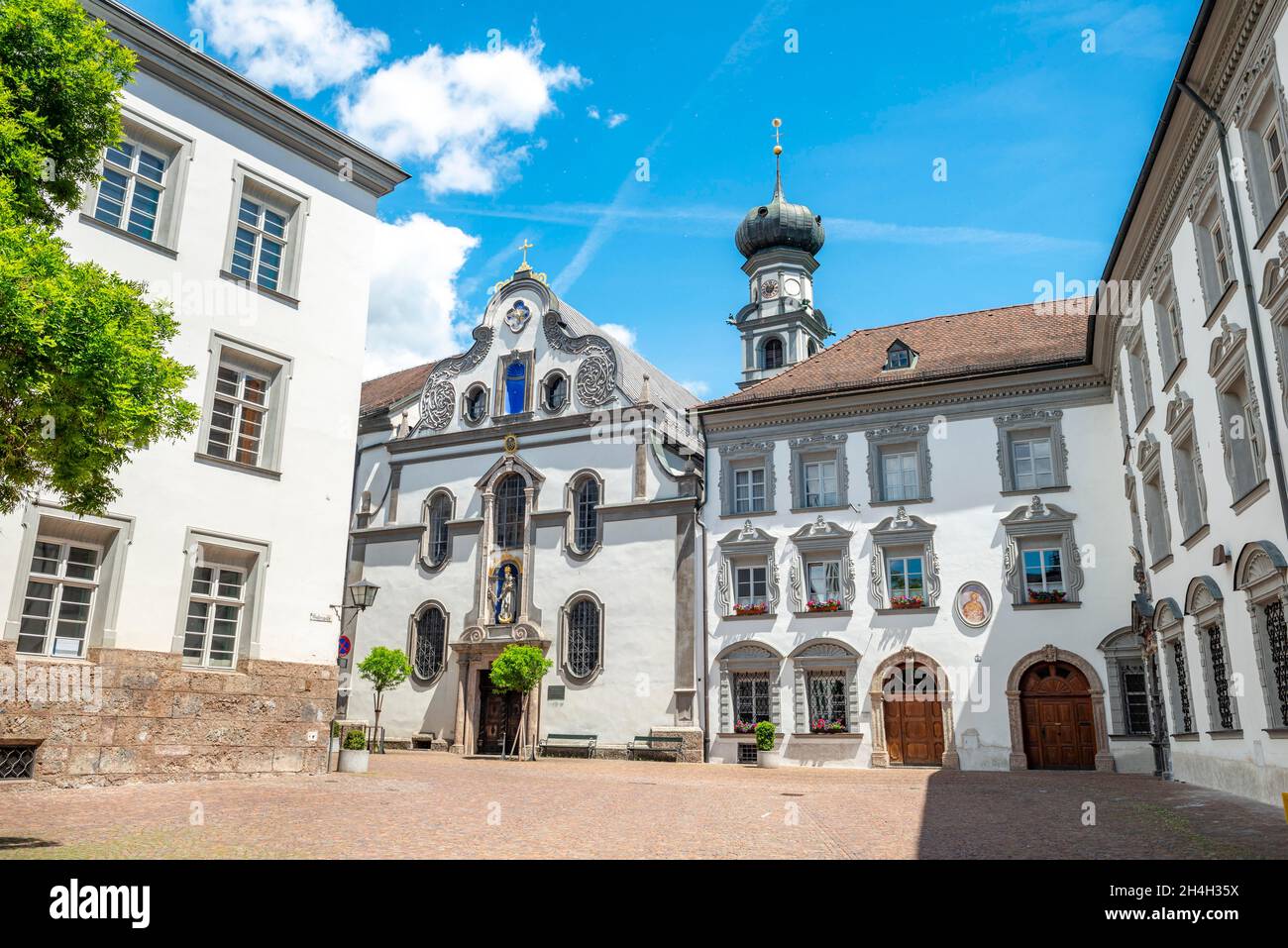 Monastero del Sacro cuore con Chiesa dei Gesuiti, cortile interno del monastero, Sala in Tirolo, Austria Foto Stock