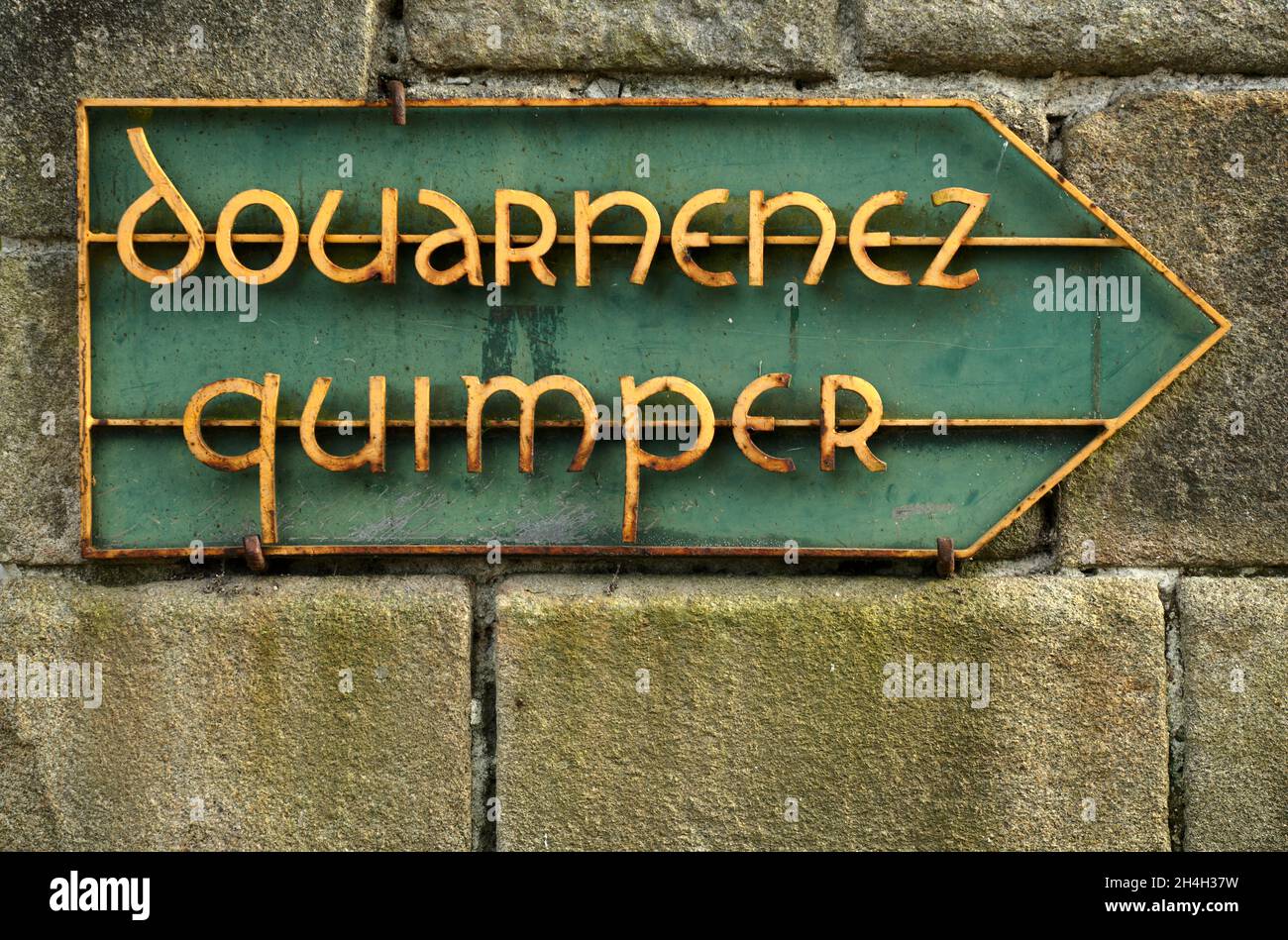Il vecchio cartello stradale mostra la strada per Douarnenez e Qimper, Locronan (Lokorn), Finistere, Bretagna, Francia Foto Stock