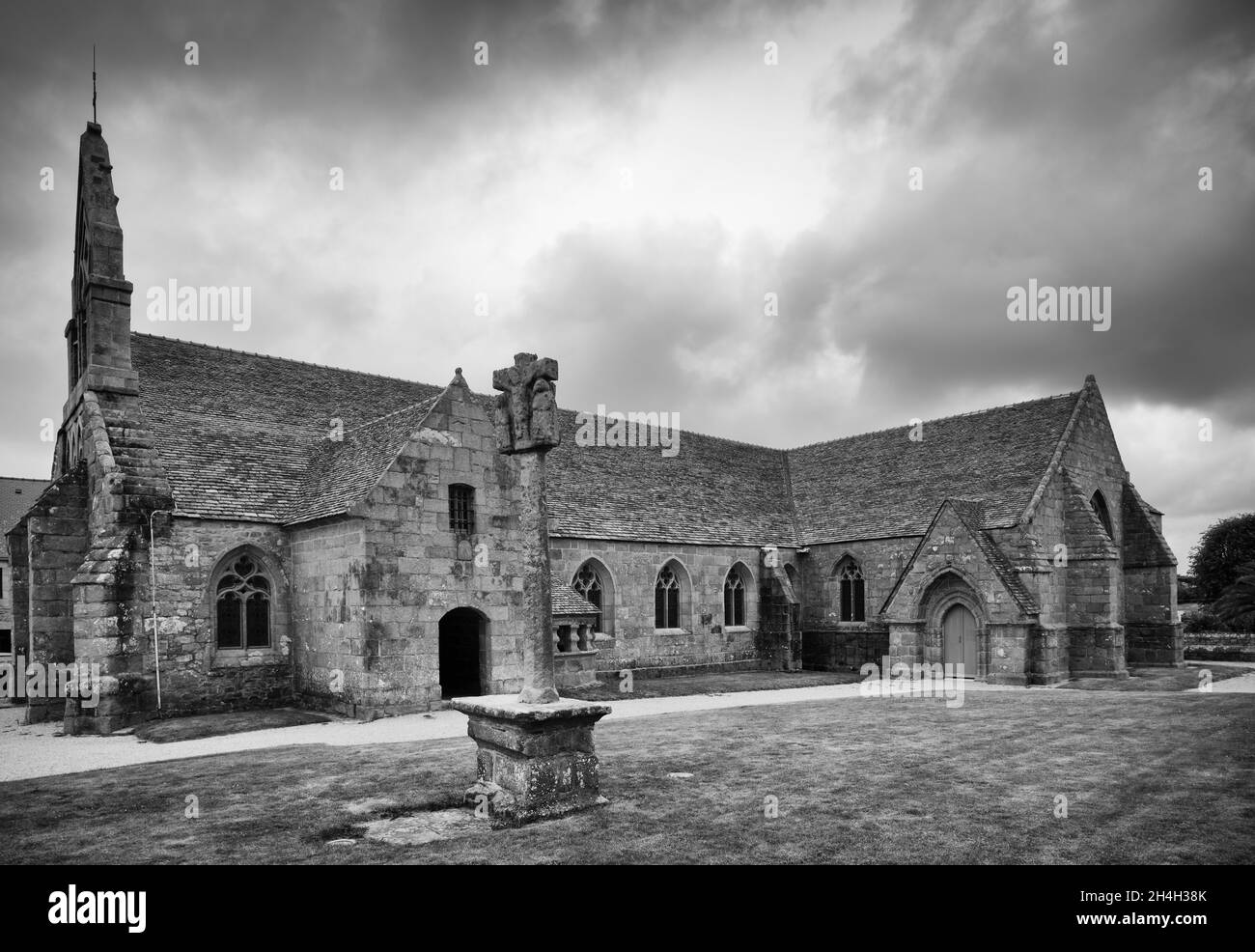 Fotografia a infrarossi Chiesa Eglise paroissiale Ste Anne St Laurent, Bourg, Tregastel, Cotes d'Armor, Bretagna, Francia Foto Stock