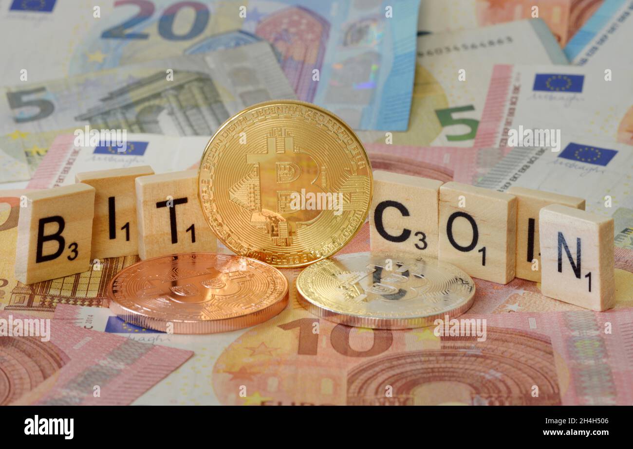 Monete in Bitcoin, banconote in euro Foto Stock