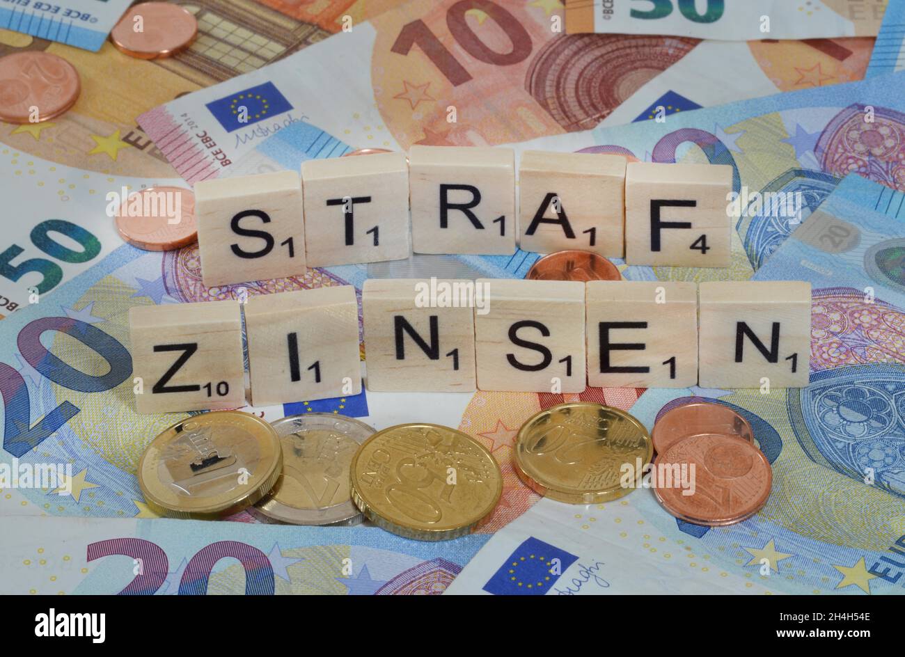 Foto simbolo termine economico penalità interesse Foto Stock