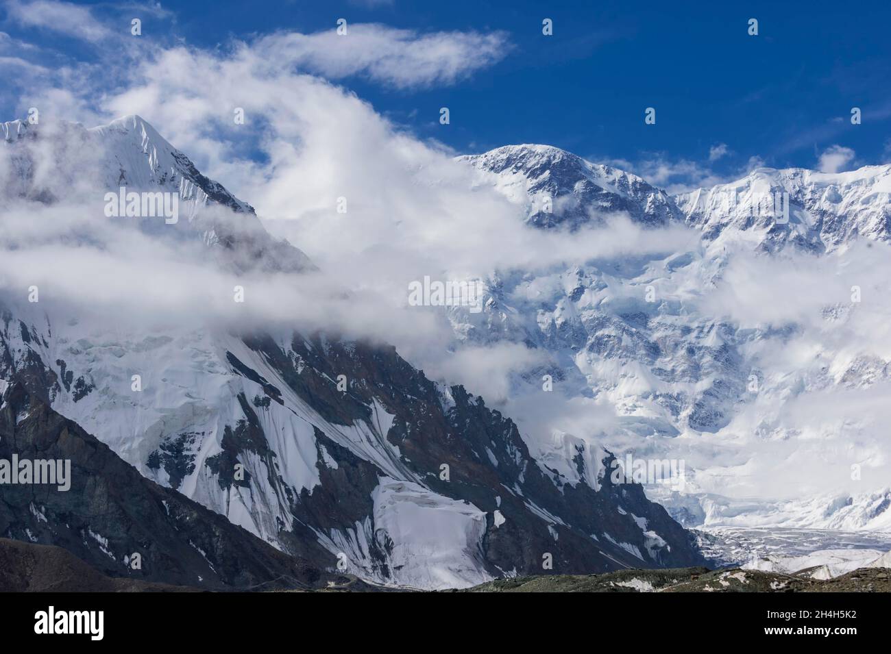 Massiccio del ghiacciaio Pabeda-Khan Tengry, vista dal campo base, Monti Tien Shan centrali, confine Kirghizistan un, Kirghizistan, Cina Foto Stock