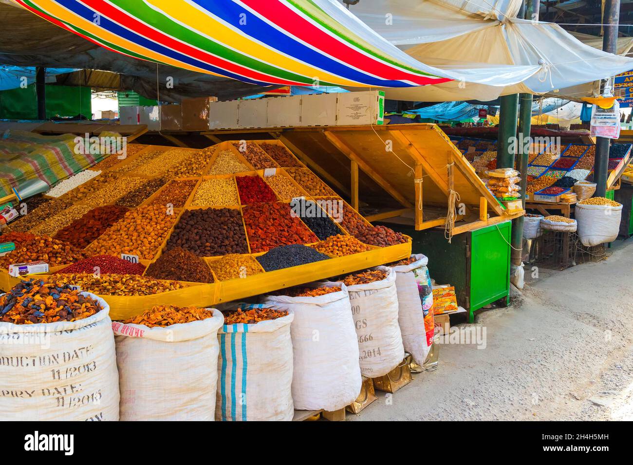 Stallo alimentari, mercato in materia di SSL, Bishkek, Kirghizistan, Asia centrale Foto Stock