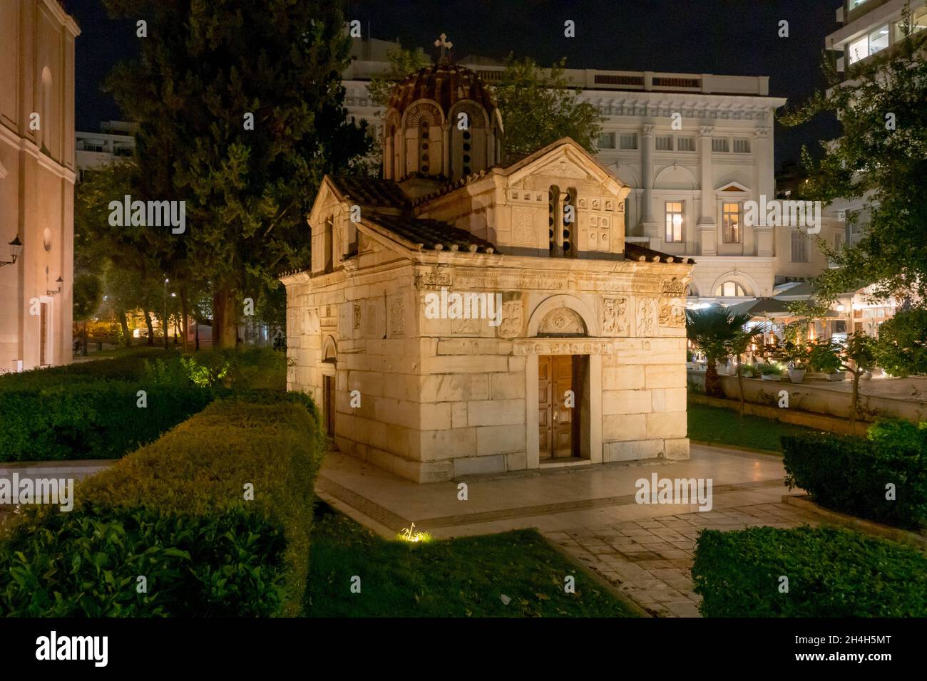 Chiesa di Panagia Kapnikarea ad Atene. Foto panoramica di uno dei più antichi edifici religiosi della Grecia durante la notte. Foto Stock