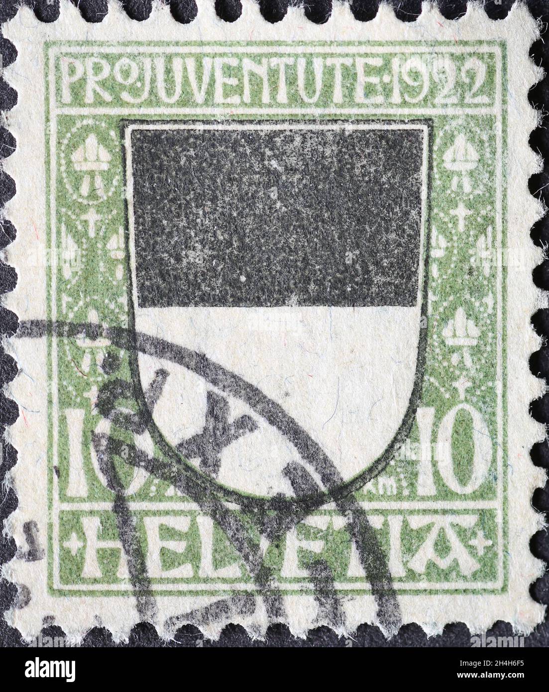 Svizzera - circa 1922: Francobollo stampato in Svizzera con uno stemma bianco e nero del cantone svizzero di Friburgo su un chari Foto Stock
