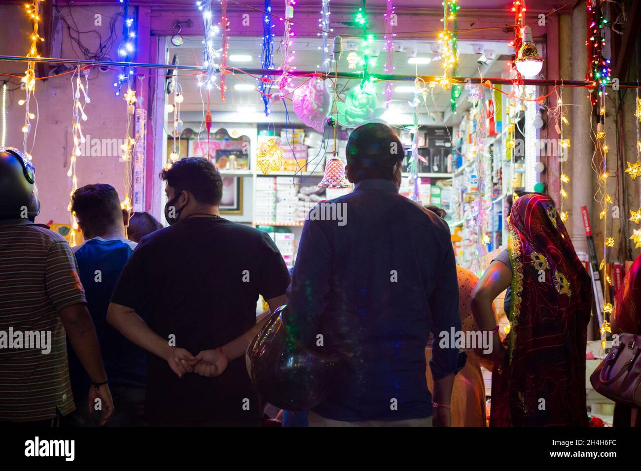 la gente affollata in attesa sul fronte negozio con colorate luci della fata cinese per acquistare per il festival indù di diwali Foto Stock