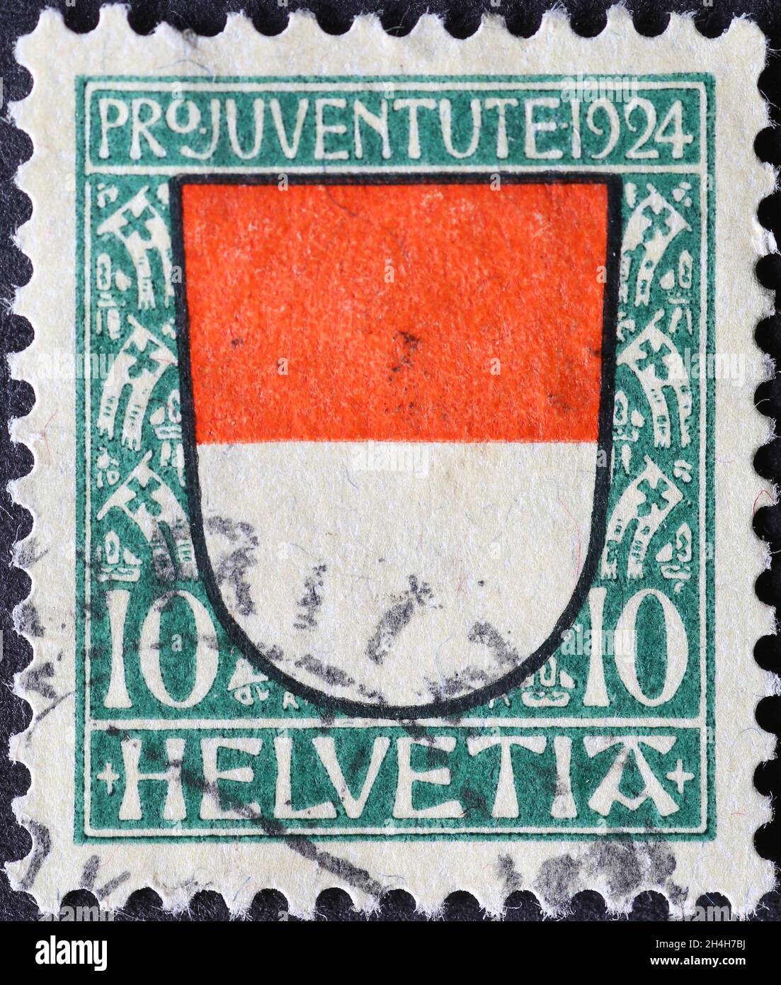 Svizzera - Circa 1924: Francobollo stampato in Svizzera con stemma rosso e bianco del cantone svizzero di Soletta su un corno Foto Stock