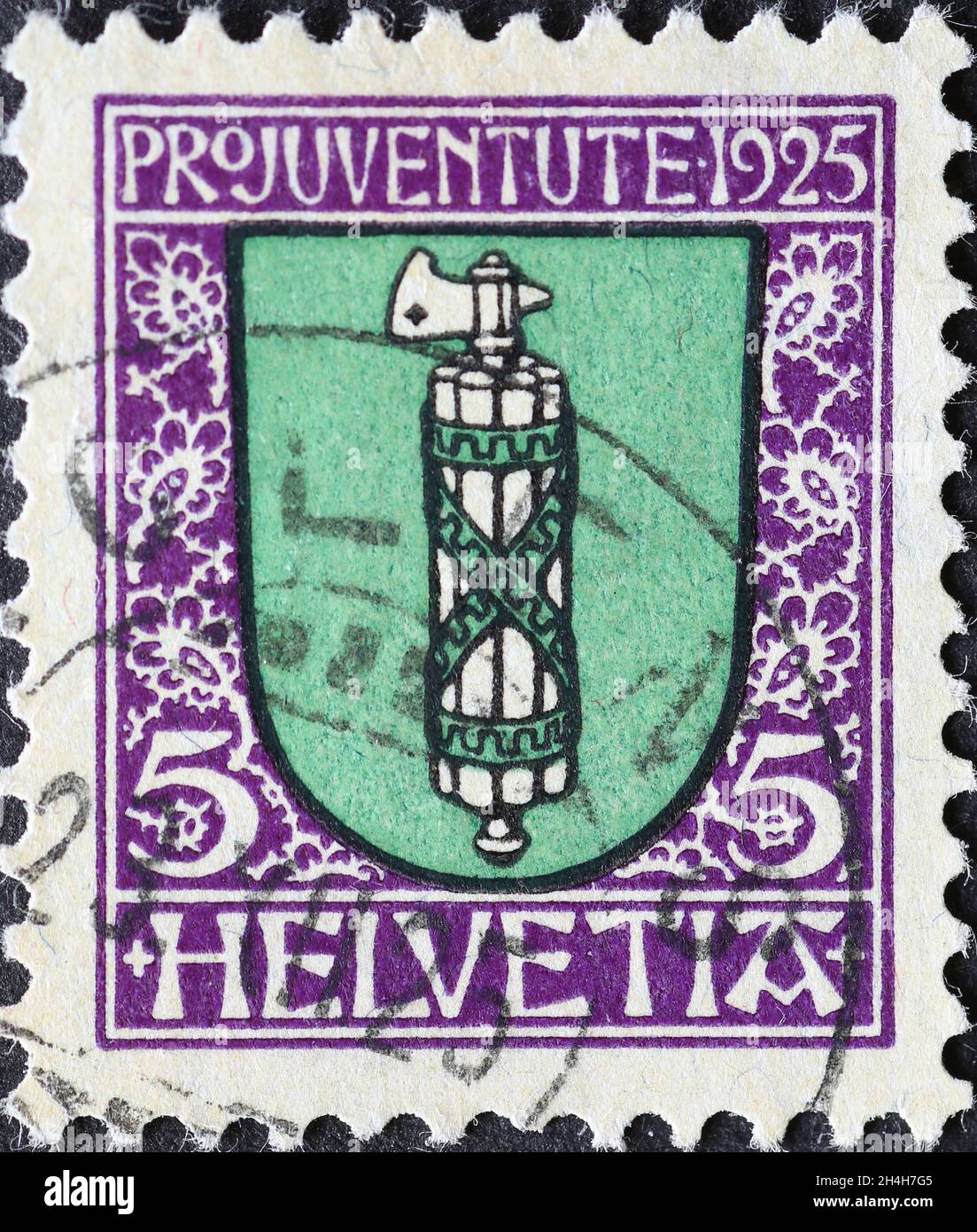 Svizzera - circa 1925: Francobollo stampato in Svizzera con un'ascia su sfondo verde, lo stemma del San Gallo Foto Stock