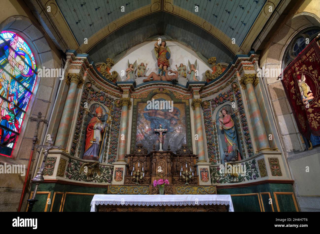 Altare della chiesa costiera Eglise Saint-Michel, Saint-Michel-en-Greve (Breton: Lokmikael-an-Traezh), Cotes-d'Armor, Bretagna, Francia Foto Stock